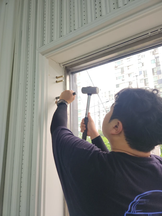 완강기 설치 커튼전문점 통유리창 진행 중